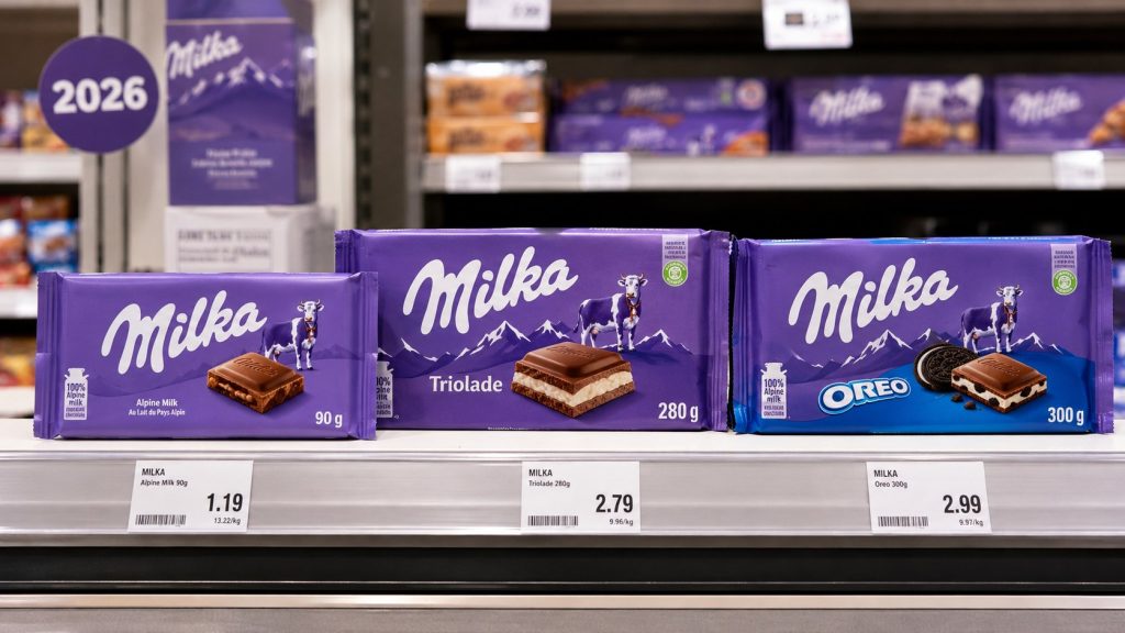 Fioletowa krowa to najmocniejszy brand czekoladowej półki w Polsce — a jednocześnie marka, na której najlepiej widać wszystkie cenowe turbulencje kakao ostatnich lat. Sprawdzamy, ile kosztuje czekolada Milka w 2026 roku: od podstawowej tabliczki po duże formaty 280–300 g.