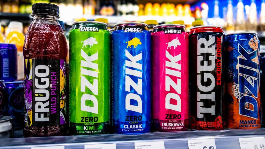 Frugo to napój-feniks: gwiazda lat 90., która po latach niebytu wróciła i zbudowała drugą młodość na nostalgii rodziców i ciekawości ich dzieci. Obok — napój Ekipy, fenomen ery influencerów. Sprawdzamy, ile kosztują kultowe napoje młodzieżowe w 2026 roku.