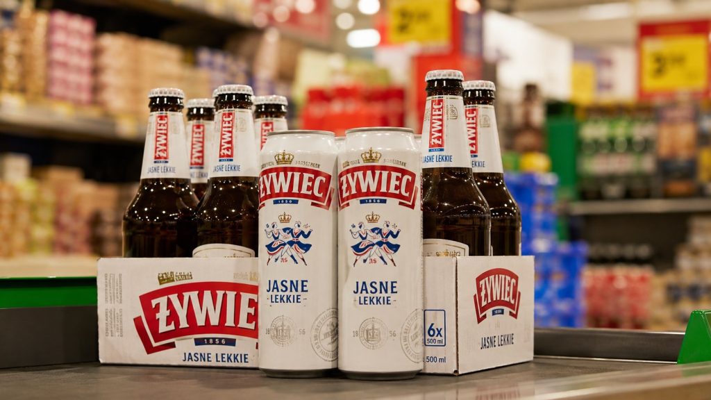Żywiec Jasne Lekkie to odpowiedź Grupy Żywiec na rosnący trend „lżejszego picia" — piwo o obniżonej zawartości alkoholu i mniejszej kaloryczności, które w formacie 4-paka szturmem weszło do dyskontów. Sprawdzamy, ile kosztuje Żywiec Jasne Lekkie w 2026 roku i czy cenowo opłaca się bardziej niż...