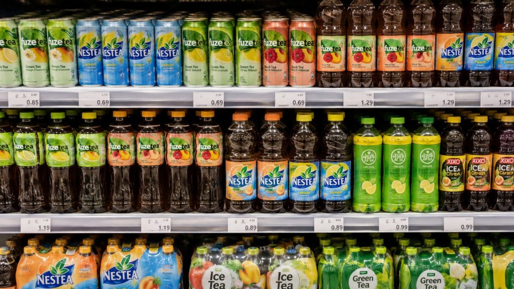 Nestea, Fuzetea czy marki własne — ile kosztuje mrożona herbata w 2026 roku?