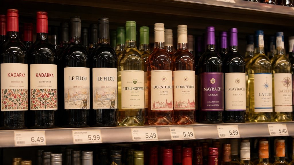 Półka win do 20 złotych to najczęściej odwiedzany fragment działu alkoholowego — i wbrew stereotypom można na niej wybrać całkiem świadomie. Zebraliśmy najpopularniejsze tanie wina półsłodkie dostępne w polskich sklepach w 2026 roku wraz z aktualnymi cenami.
