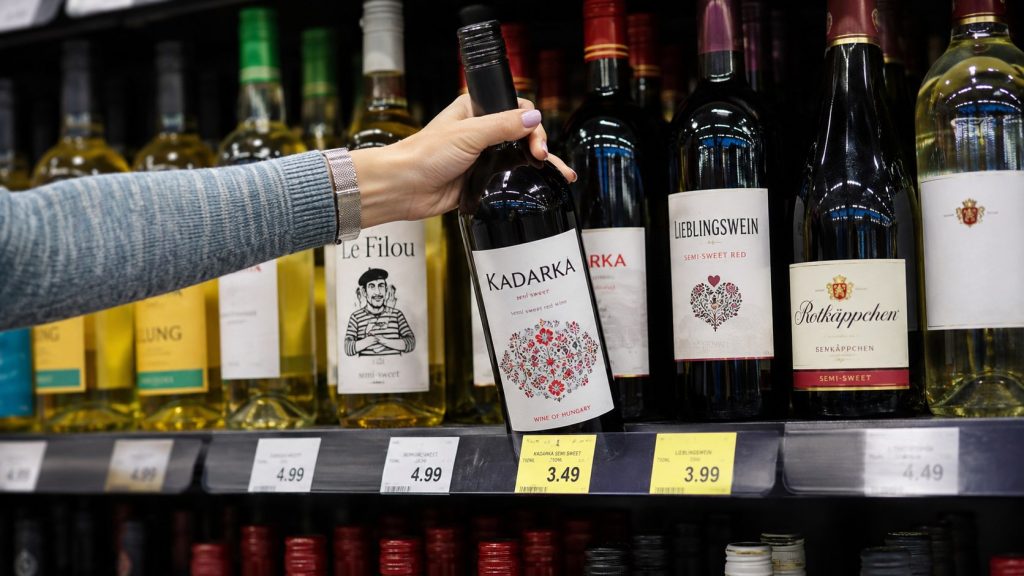 Najlepsze tanie wina półsłodkie w sklepach: Kadarka, Le Filou, Lieblingswein i inne