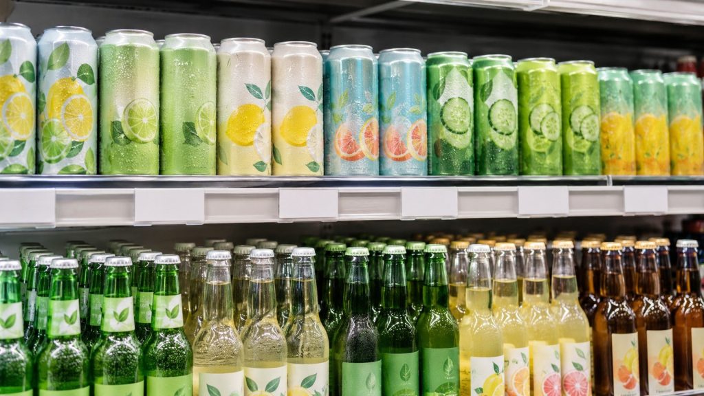Smakowe zera to najszybciej rosnąca półka piwnej lodówki: Lech Free z granatem i açai stał się letnim fenomenem, a każda kolejna edycja smakowa znika szybciej niż poprzednia. Sprawdzamy ceny i smaki b