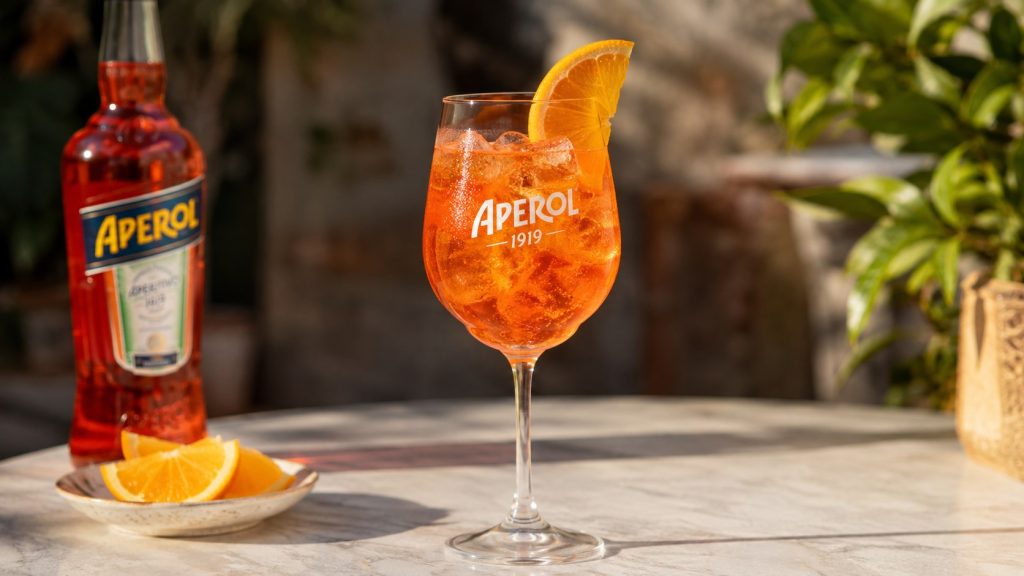 Pomarańczowy kieliszek stał się nieoficjalnym logo europejskiego lata — a Aperol jednym z najszybciej rosnących alkoholi w polskich sklepach. Sprawdzamy, ile kosztuje Aperol w 2026 roku, liczymy sprit