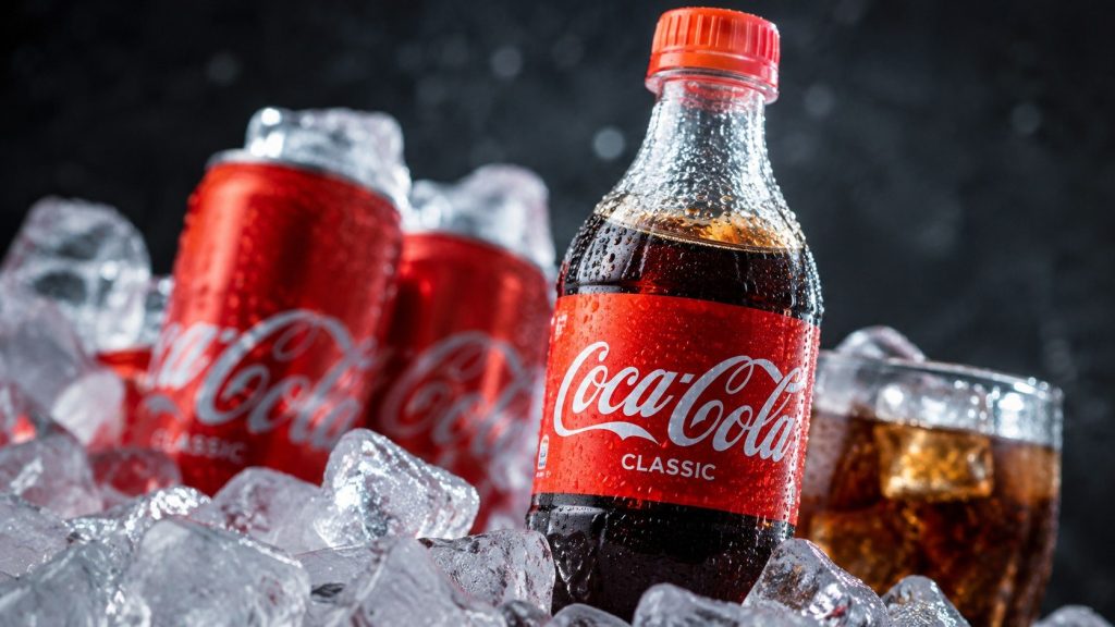 Coca-Cola to produkt-termometr: po jej cenie konsumenci mierzą drożyznę szybciej niż po wskaźnikach GUS. A że po drugiej stronie półki czai się Pepsi z wiecznie agresywnym cennikiem — kategoria cola p