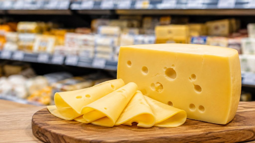 Ile kosztuje ser żółty w 2026 roku? Ceny za kilogram, w plastrach i w bloku