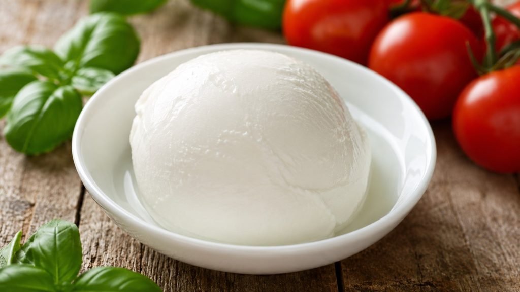 Mozzarella — ceny 2026: kulka, tarta czy di bufala i którą wybrać do czego