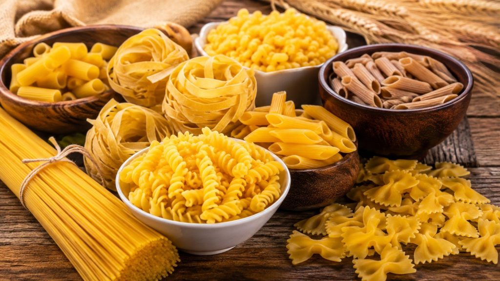 Makaron — rodzaje i ceny 2026: od spaghetti po pełnoziarnisty Makaron to fundament budżetowej kuchni, który przez lata udawał, że nie ma o czym mówić — aż włoska szkoła nauczyła nas czytać „semolina di grano duro", szukać szorstkiej powierzchni i omijać makarony