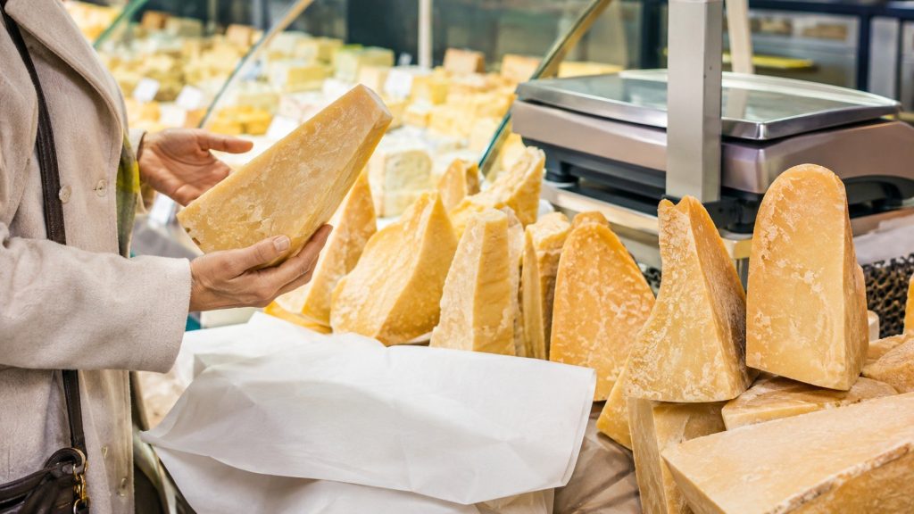 Parmezan to ser-bank: we Włoszech kręgi Parmigiano Reggiano bywają dosłownie zastawem kredytowym, a u nas — synonimem „czegoś twardego do makaronu". Między oryginałem za grube pieniądze a torebką „ser