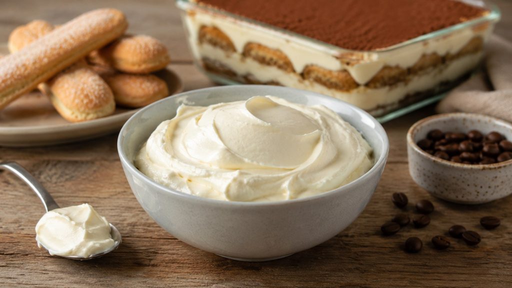 Mascarpone — cena 2026: ile kosztuje serce tiramisu i czym je zastąpić Mascarpone to śmietankowy paradoks: technologicznie jeden z najprostszych serów świata (śmietanka plus kwas), cenowo — jeden z droższych na chłodniczej półce. Jesień, sezon tiramisu i serników na zimn